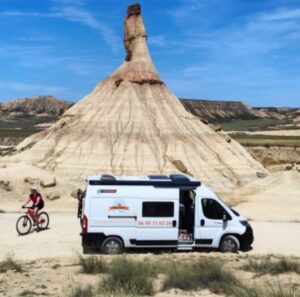 explorez le désert des Bardenas en Espagne à bord d'un fourgon aménagé Camp'n Dream