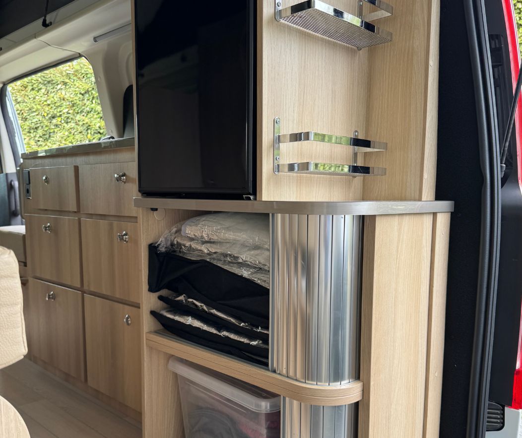 le van petit nice pourvu de rangements, frigidaire, cuisine, dans un espace compact