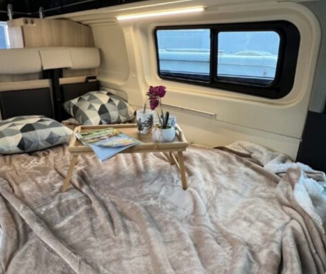 Petit déjeuner cocooning dans le van aménagé le petit nice