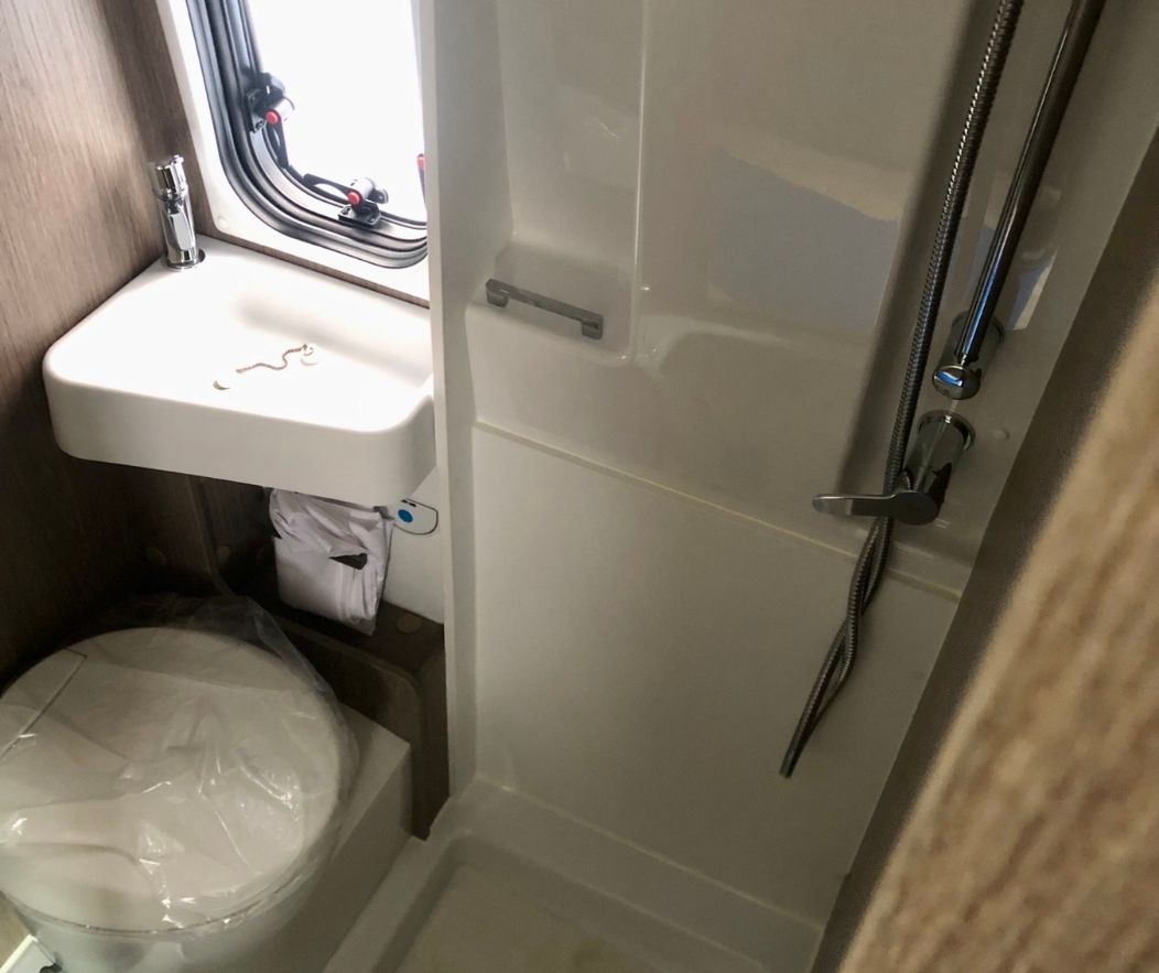 notre fourgon aménagé équipé d'une salle d'eau avec douche et toilettes pour un maximum de confort