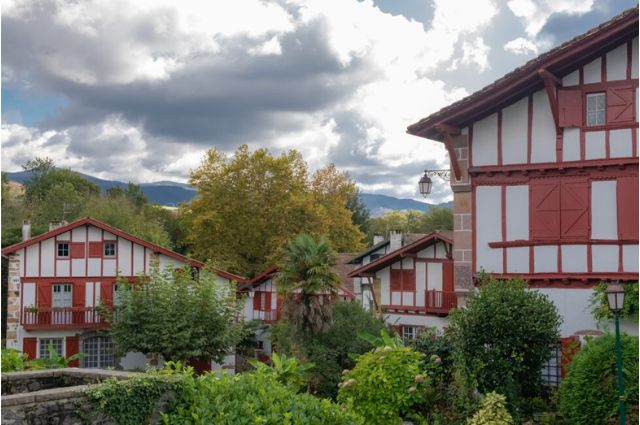 Découvrez le pays basque avec votre van aménagé et ses maisons typiques à colombages rouge