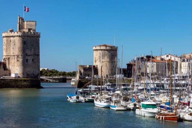 A moins de 2h de Bordeaux avec votre fourgon aménagé Camp'n Dream, visitez les charmes de La Rochelle