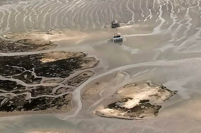 Découvrez les cabanes tchanquées construites sur pilotis au milieu du bassin d'arcachon