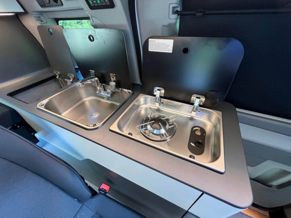 Le van city camp équipé d'une plaque de cuisson, évier et frigo