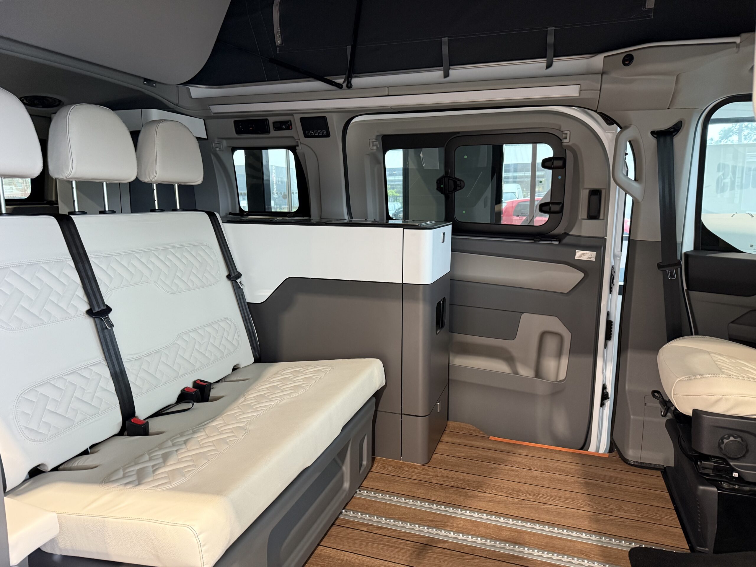 5 places assises pour ce van city camp de Camperève avec double porte latérale coulissante