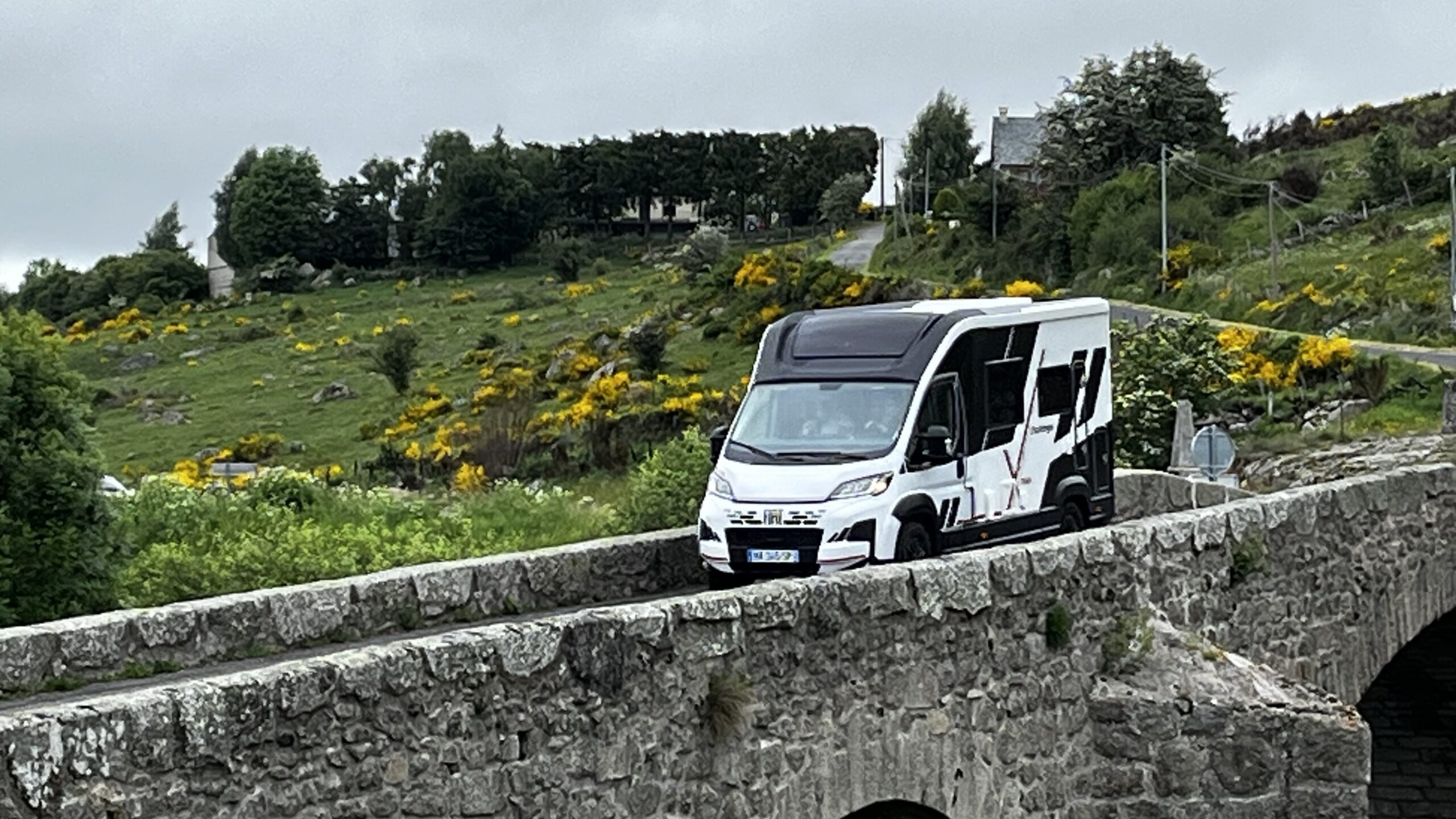 Voyager au vert avec notre fourgon premium, haut de gamme de chez camp'n dream