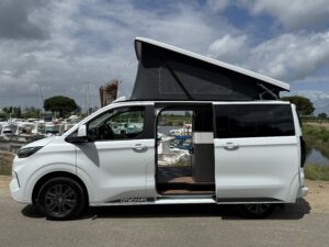 Flexibilité et liberté totale avec ce van équipé de toit relevable et double portes latérales coulissantes