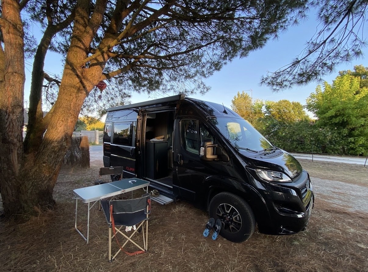 Rien de telle qu'une petite pause à l'ombre avec notre fourgon modulable "Arguin"