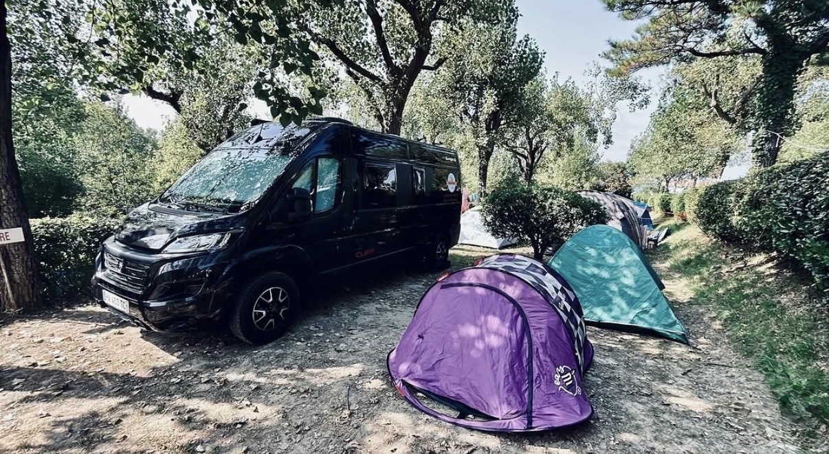 Notre fourgon Arguin profite d'un peu de fraicheur en foret